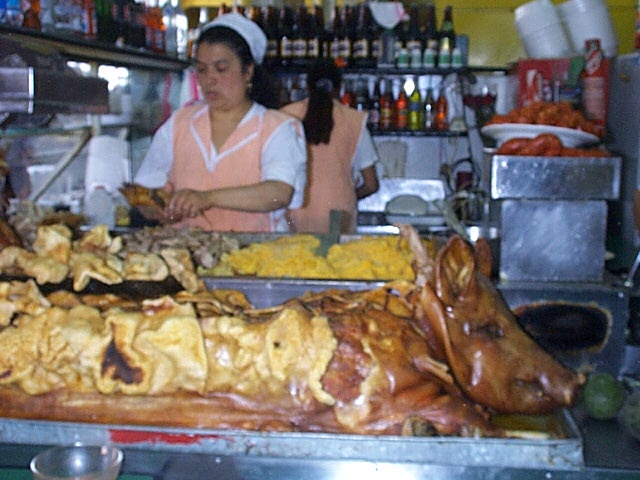 Markt St.Clara in Quito.JPG - ein ganzes schwein, für kunden wird einfach ein stück abgeschnitten